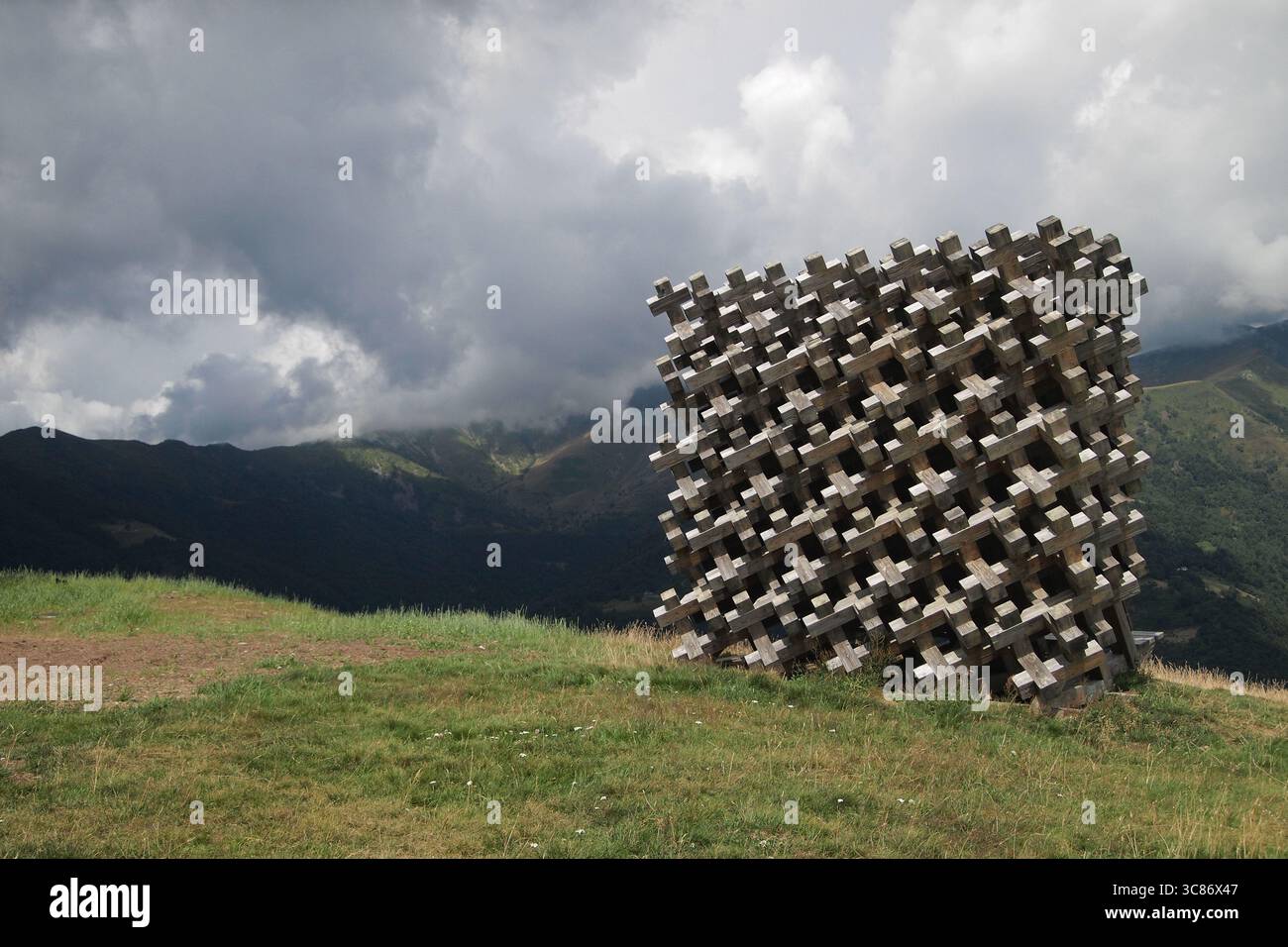 Die Holzskulptur Monterosa Byoubu in Oasi Zegna, Piemont, Italien des japanischen Architekten Atsushi Kitagawara. Landkunst in der italienischen Alpenlandschaft. Stockfoto