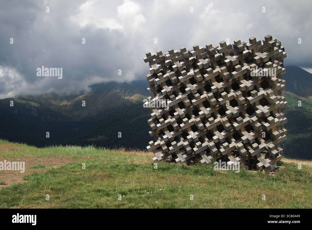 Die Holzskulptur Monterosa Byoubu in Oasi Zegna, Piemont, Italien des japanischen Architekten Atsushi Kitagawara. Landkunst in der italienischen Alpenlandschaft. Stockfoto