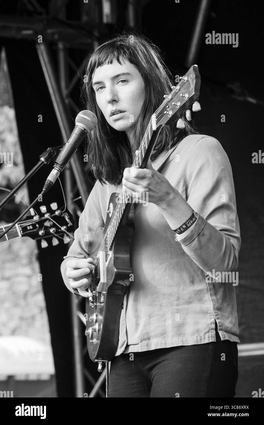 Kristine Leschper von der Band Mothers spielt die Walled Garden Stage. Brecon, Wales, Großbritannien, 18. August 2016. Tag eins des Green man Festivals 2016 im Glanusk Estate in Brecon, Wales. Bild: Rob Watkins/Alamy Live News. INFO: Mothers war eine US-amerikanische Indie-Folk-Rock-Band, die 2013 von Kristine Leschper in Athen gegründet wurde. Bekannt für emotionale Verletzlichkeit und mehrschichtige Instrumentierung, erschienen sie, wenn du eine lange Distanz gehst du bist müde (2016) und Render Another Ugly Method (2018), die sich danach auflösen. Stockfoto