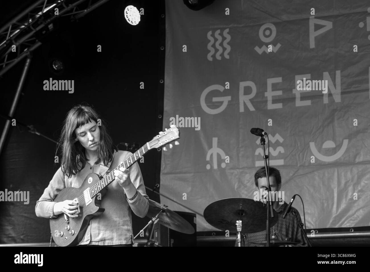 Kristine Leschper von der Band Mothers spielt die Walled Garden Stage. Brecon, Wales, Großbritannien, 18. August 2016. Tag eins des Green man Festivals 2016 im Glanusk Estate in Brecon, Wales. Bild: Rob Watkins/Alamy Live News. INFO: Mothers war eine US-amerikanische Indie-Folk-Rock-Band, die 2013 von Kristine Leschper in Athen gegründet wurde. Bekannt für emotionale Verletzlichkeit und mehrschichtige Instrumentierung, erschienen sie, wenn du eine lange Distanz gehst du bist müde (2016) und Render Another Ugly Method (2018), die sich danach auflösen. Stockfoto