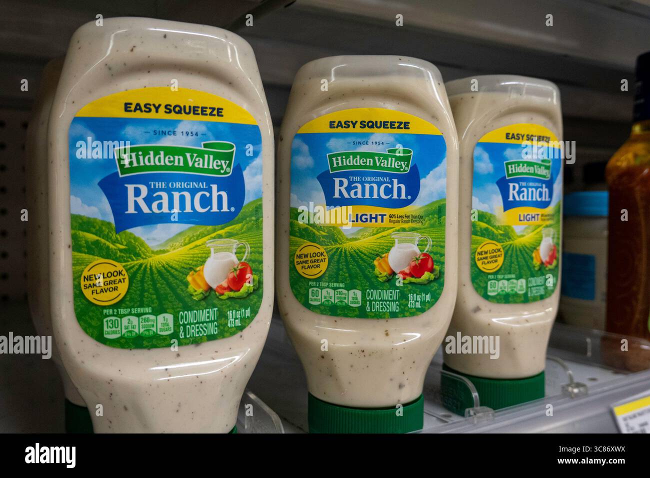 24-Stunden-Geschäfte sind reichlich mit allen Arten von Lebensmittelprodukten ausgestattet, 2025, New York City, USA Stockfoto