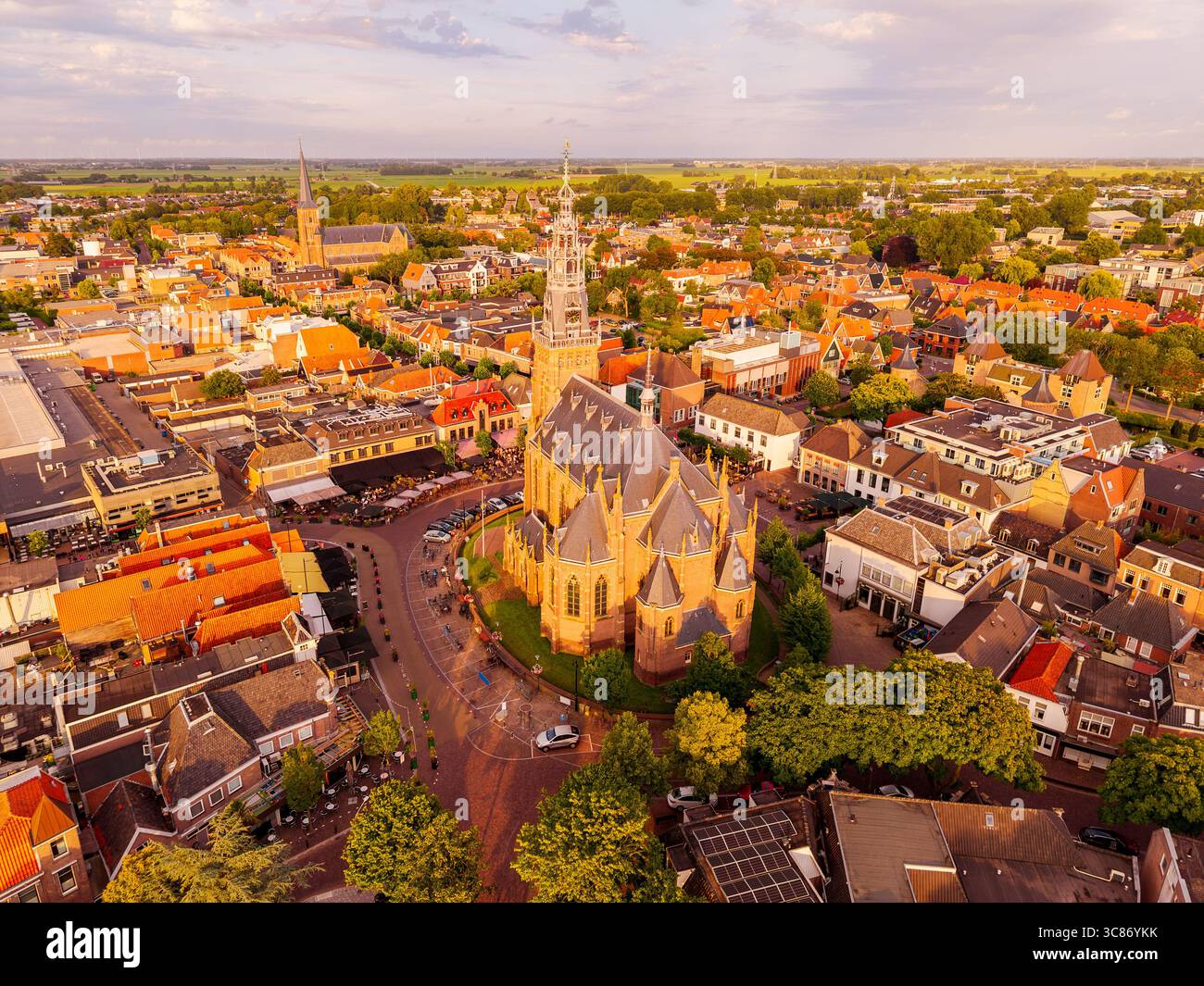 Hochwinkeldrohne Point of View auf der Stadt Schagen, Westfriesland, Nordholland, Niederlande am Sommerabend im Juli Stockfoto