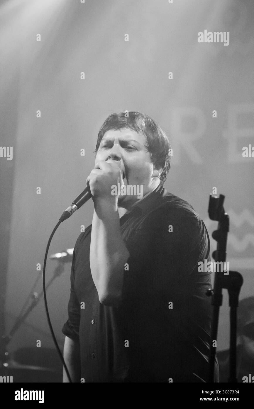 WESLEY GONZALEZ, LIVE-BAND, 2016: Wesley Gonzalez spielt die Walled Garden Stage beim Green man Festival 2016. Brecon, Wales, Großbritannien, 18. August 2016. Bild: Rob Watkins/Alamy Live News. INFO: Wesley Gonzalez ist ein britischer Singer-Songwriter, der für seine unverwechselbare Mischung aus Indie-Pop, Soul und 1970er-inspirierten Sounds bekannt ist. Früher war er Frontmann der Londoner Band Let's Wrestle, begann nach der Auflösung der Band 2015 eine Solokarriere. Gonzalez’ Werk zeichnet sich durch seinen Witz, seine Verletzlichkeit und seine Bereitschaft aus, kreative Grenzen zu überschreiten. Stockfoto