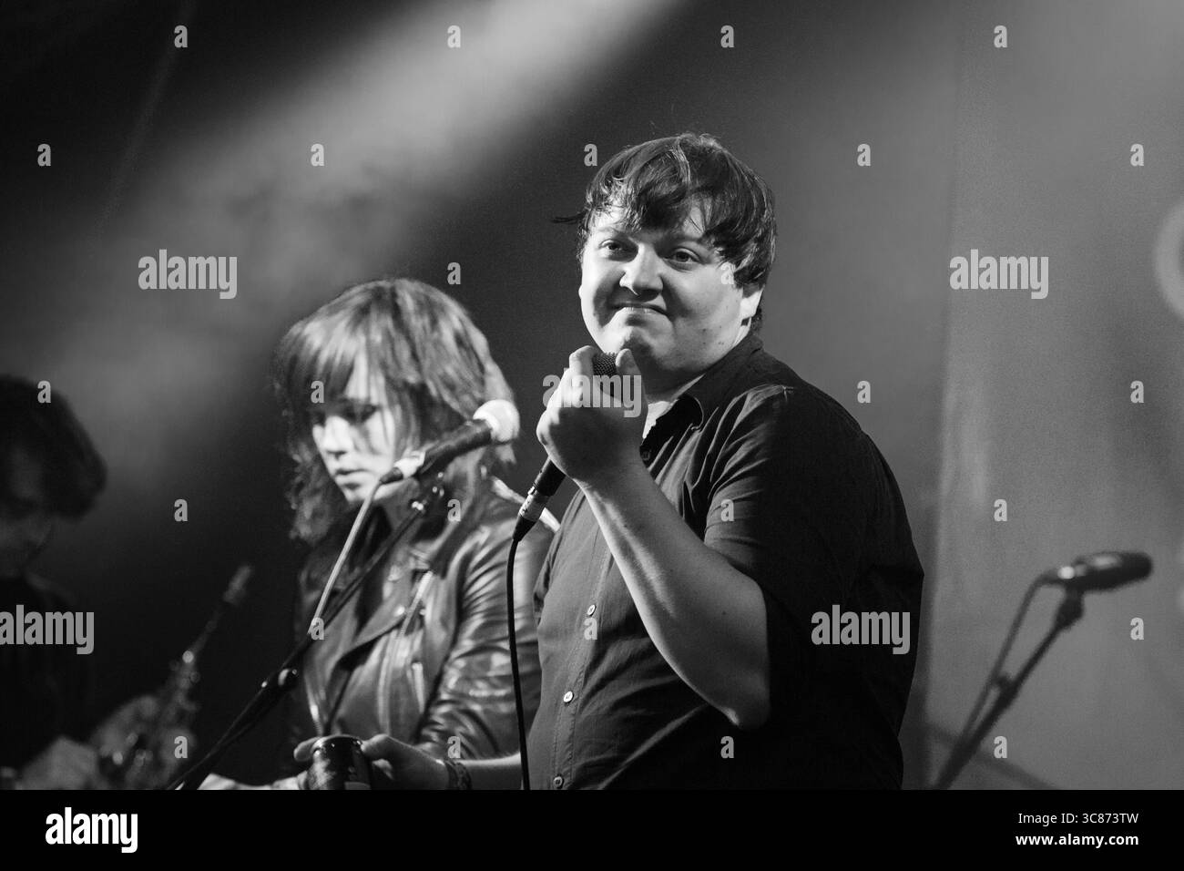 WESLEY GONZALEZ, LIVE-BAND, 2016: Wesley Gonzalez spielt die Walled Garden Stage beim Green man Festival 2016. Brecon, Wales, Großbritannien, 18. August 2016. Bild: Rob Watkins/Alamy Live News. INFO: Wesley Gonzalez ist ein britischer Singer-Songwriter, der für seine unverwechselbare Mischung aus Indie-Pop, Soul und 1970er-inspirierten Sounds bekannt ist. Früher war er Frontmann der Londoner Band Let's Wrestle, begann nach der Auflösung der Band 2015 eine Solokarriere. Gonzalez’ Werk zeichnet sich durch seinen Witz, seine Verletzlichkeit und seine Bereitschaft aus, kreative Grenzen zu überschreiten. Stockfoto