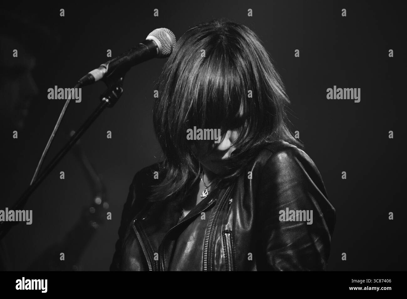 WESLEY GONZALEZ, LIVE-BAND, 2016: Wesley Gonzalez spielt die Walled Garden Stage beim Green man Festival 2016. Brecon, Wales, Großbritannien, 18. August 2016. Bild: Rob Watkins/Alamy Live News. INFO: Wesley Gonzalez ist ein britischer Singer-Songwriter, der für seine unverwechselbare Mischung aus Indie-Pop, Soul und 1970er-inspirierten Sounds bekannt ist. Früher war er Frontmann der Londoner Band Let's Wrestle, begann nach der Auflösung der Band 2015 eine Solokarriere. Gonzalez’ Werk zeichnet sich durch seinen Witz, seine Verletzlichkeit und seine Bereitschaft aus, kreative Grenzen zu überschreiten. Stockfoto