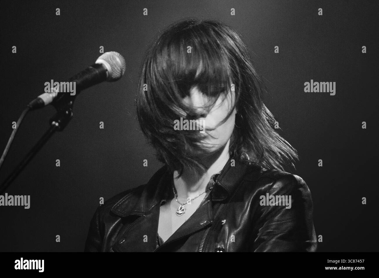 WESLEY GONZALEZ, LIVE-BAND, 2016: Wesley Gonzalez spielt die Walled Garden Stage beim Green man Festival 2016. Brecon, Wales, Großbritannien, 18. August 2016. Bild: Rob Watkins/Alamy Live News. INFO: Wesley Gonzalez ist ein britischer Singer-Songwriter, der für seine unverwechselbare Mischung aus Indie-Pop, Soul und 1970er-inspirierten Sounds bekannt ist. Früher war er Frontmann der Londoner Band Let's Wrestle, begann nach der Auflösung der Band 2015 eine Solokarriere. Gonzalez’ Werk zeichnet sich durch seinen Witz, seine Verletzlichkeit und seine Bereitschaft aus, kreative Grenzen zu überschreiten. Stockfoto