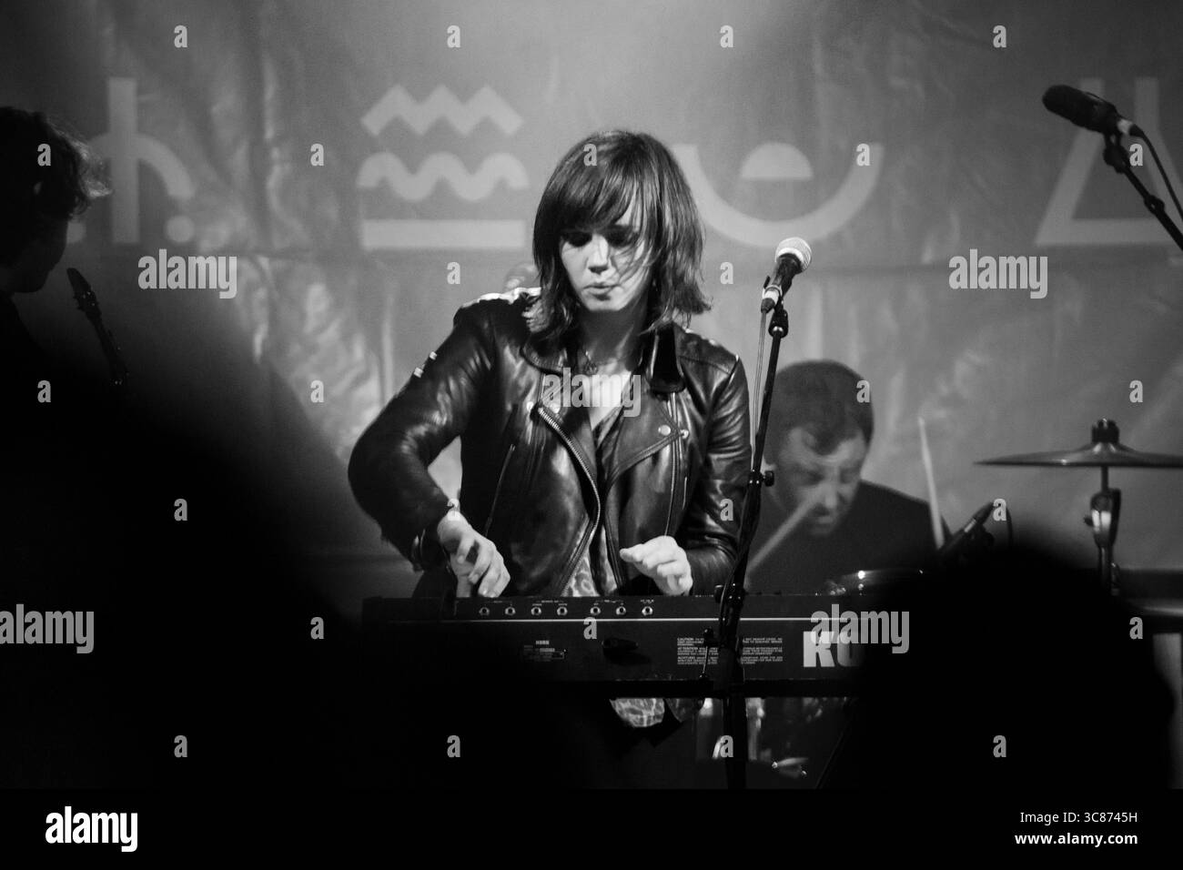 WESLEY GONZALEZ, LIVE-BAND, 2016: Wesley Gonzalez spielt die Walled Garden Stage beim Green man Festival 2016. Brecon, Wales, Großbritannien, 18. August 2016. Bild: Rob Watkins/Alamy Live News. INFO: Wesley Gonzalez ist ein britischer Singer-Songwriter, der für seine unverwechselbare Mischung aus Indie-Pop, Soul und 1970er-inspirierten Sounds bekannt ist. Früher war er Frontmann der Londoner Band Let's Wrestle, begann nach der Auflösung der Band 2015 eine Solokarriere. Gonzalez’ Werk zeichnet sich durch seinen Witz, seine Verletzlichkeit und seine Bereitschaft aus, kreative Grenzen zu überschreiten. Stockfoto