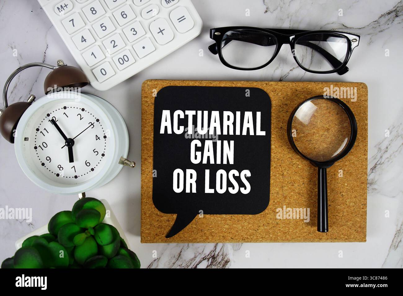 Aktuarieller Gewinn- oder Verlusttext mit Rechner, Wecker und Lupe auf Marmorhintergrund Stockfoto