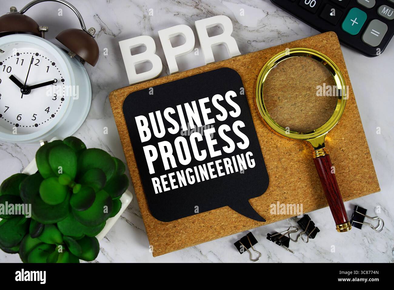 BPR Business Process Reengineering Text mit Rechner, Wecker und Lupe auf Marmorhintergrund Stockfoto