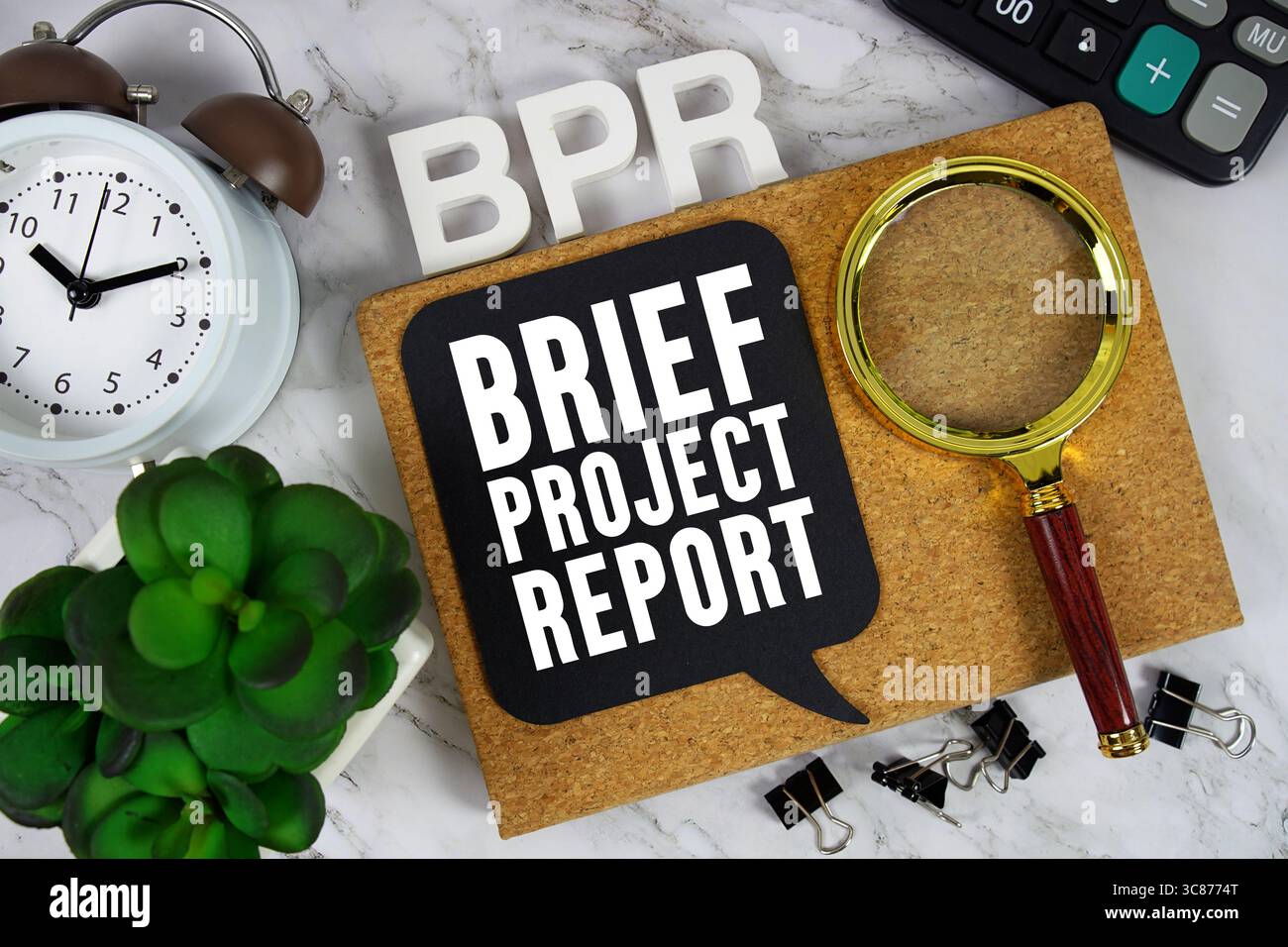 BPR kurzer Projektbericht Text mit Rechner, Wecker und Lupe auf Marmorhintergrund Stockfoto