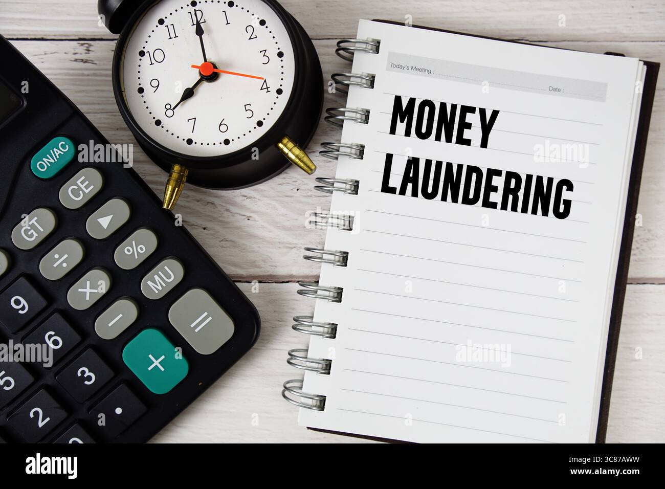 Geldwäsche Text mit Taschenrechner und Wecker auf hölzernem Hintergrund Stockfoto