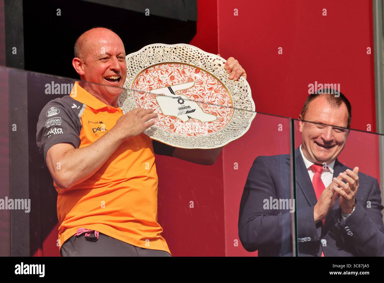 Budapest, Ungarn. August 2025. Mark Ingham (GBR) McLaren Head of Design feiert auf dem Podium. 03.08.2025. Formel-1-Weltmeisterschaft, Rd 14, Großer Preis Von Ungarn, Budapest, Ungarn, Wettkampftag. Quelle: James Moy/Alamy Live News Stockfoto