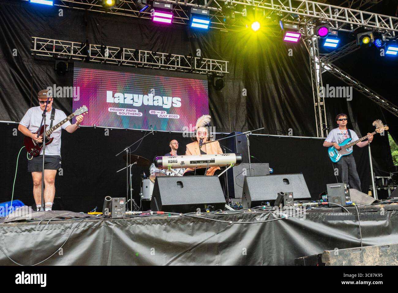 Kitti, Katie Doyle und die Band spielen live beim Lazydays Musikfestival in Priory Park, Southend on Sea, Essex, Großbritannien Stockfoto