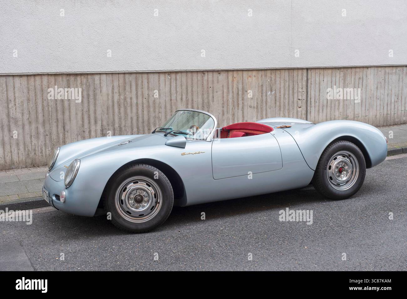 Eine detailgetreue Replik des legendären Porsche 550 Spyder vom US-Hersteller Beck, ein Hommage an den ikonischen Sportwagen der 1950er-Jahre, der durch Leichtbau, Rennsport-DNA und James Dean unsterblich war. *** Eine detailgetreue Nachbildung des legendären Porsche 550 Spyder des US-Herstellers Beck, eine Hommage an den legendären Sportwagen der 1950er Jahre, der dank seiner leichten Konstruktion, der Rennsport-DNA und James Dean unsterblich wurde. Nordrhein-Westfalen Deutschland, Deutschland GMS19626 Stockfoto