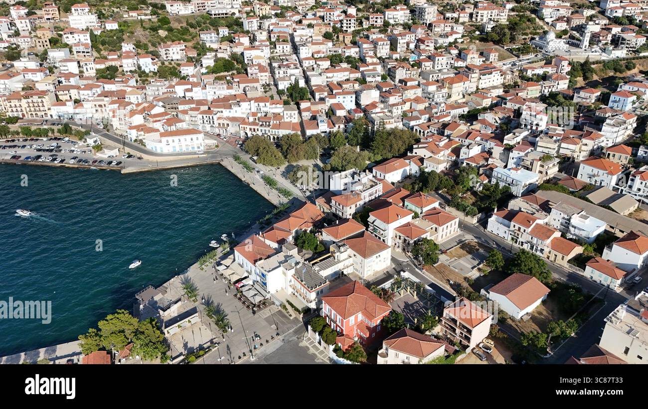 Luftaufnahme von Pylos Stadt und Hafen in Messenia, Griechenland Stockfoto