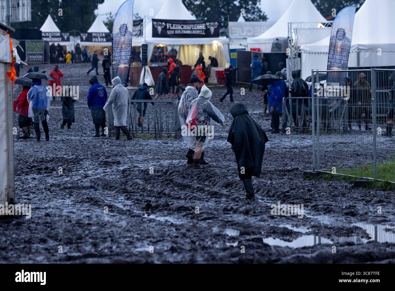 Letzter Tag des Wacken Open Air wenige Stunden Sonne für Fans die Regen durchhalten haben nur wenige Stunden Sonne war den Fans aus aller Welt am letzten Tag des Wacken Open Air 2025 vergönnt. Dann setze wieder der Regen ein und sollte die gesamte Nacht bleiben. Die Abreise war dadurch noch beschwerlicher. All dies störte die Fans auf dem Platz wenig. Wacken Wacken Open Air Schleswig-Holstein Deutschland  5DL1829 *** letzter Tag des Wacken Open Air wenige Sonnenstunden für Fans, die den Regen überstanden haben, wurden den Fans aus aller Welt am letzten Tag des Wack nur wenige Sonnenstunden gewährt Stockfoto