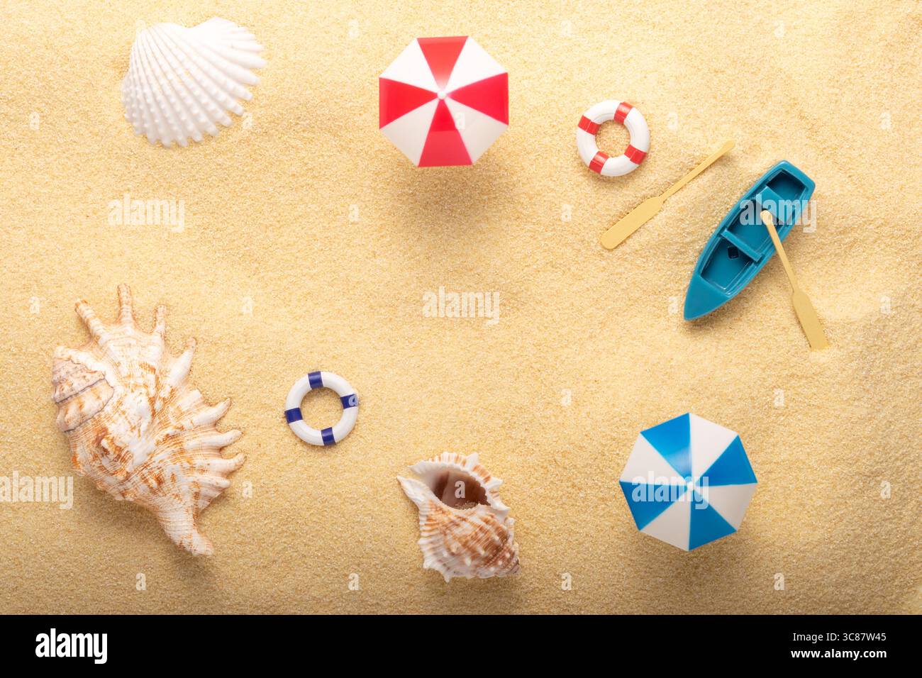 Kreativer Sommerhintergrund mit Muscheln und Sommersachen auf Sandhintergrund. Minimales Sommer-Ästhetik-Konzept. Stockfoto