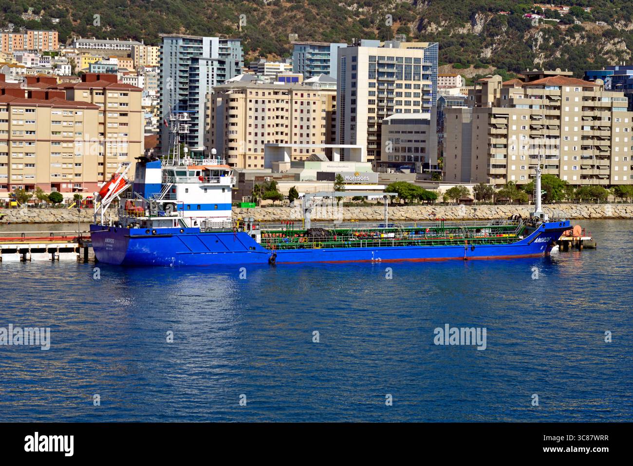 Der Öltanker „Andros“ befindet sich am Kai in Gibraltars Western Docks. Das Schiff fährt unter der Flagge Zyperns. IMO 9371347 Stockfoto