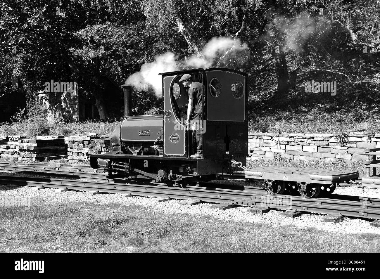 "Elidir" in Gilfach Ddu mit einem kurzen Zug Schieferwagen. Stockfoto