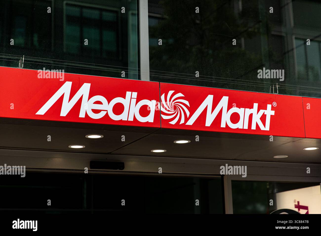 Das MediaMarkt-Logo ist am 3. August 2025 in einem Geschäft im Berliner Stadtteil Charlottenburg zu sehen. Der chinesische E-Commerce-Gigant JD.com will die CECONOMY AG, die Muttergesellschaft von MediaMarkt und Saturn, übernehmen und seine Präsenz im europäischen Einzelhandel für Unterhaltungselektronik ausbauen. Die geplante Übernahme beinhaltet Zusagen, Arbeitsplätze und Infrastruktur vor Ort zu erhalten und gleichzeitig den Einzelhändler von Rabattstrategien abzusetzen. Der Gründer von JD.com, Liu Qiangdong, betonte den Schwerpunkt auf Qualität, Lieferung am selben Tag und Integration des lokalen Marktes. (Foto: Michael Kuenne/PRESSCOV/SIP Stockfoto