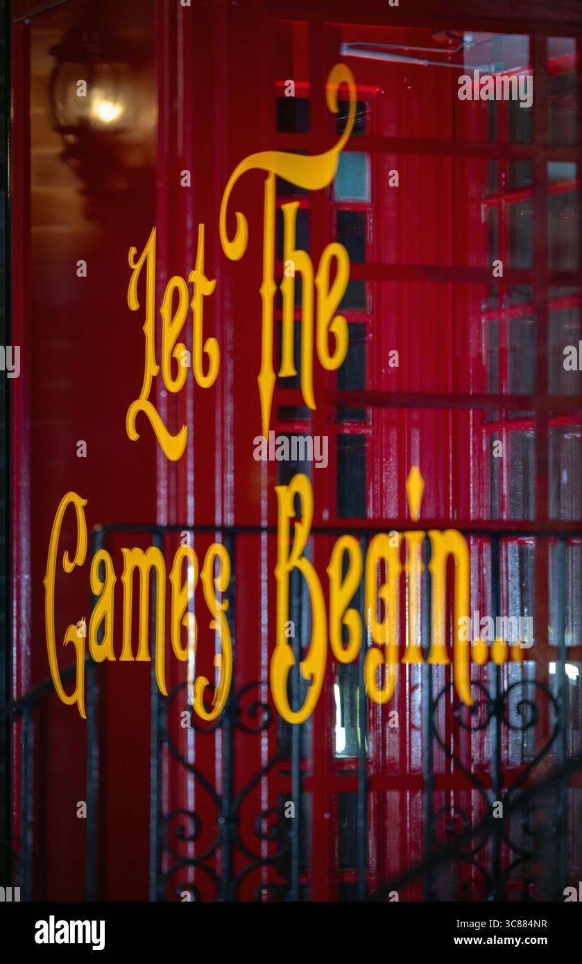 Lass die Spiele beginnen Neonschild in einer Bar leuchten Stockfoto