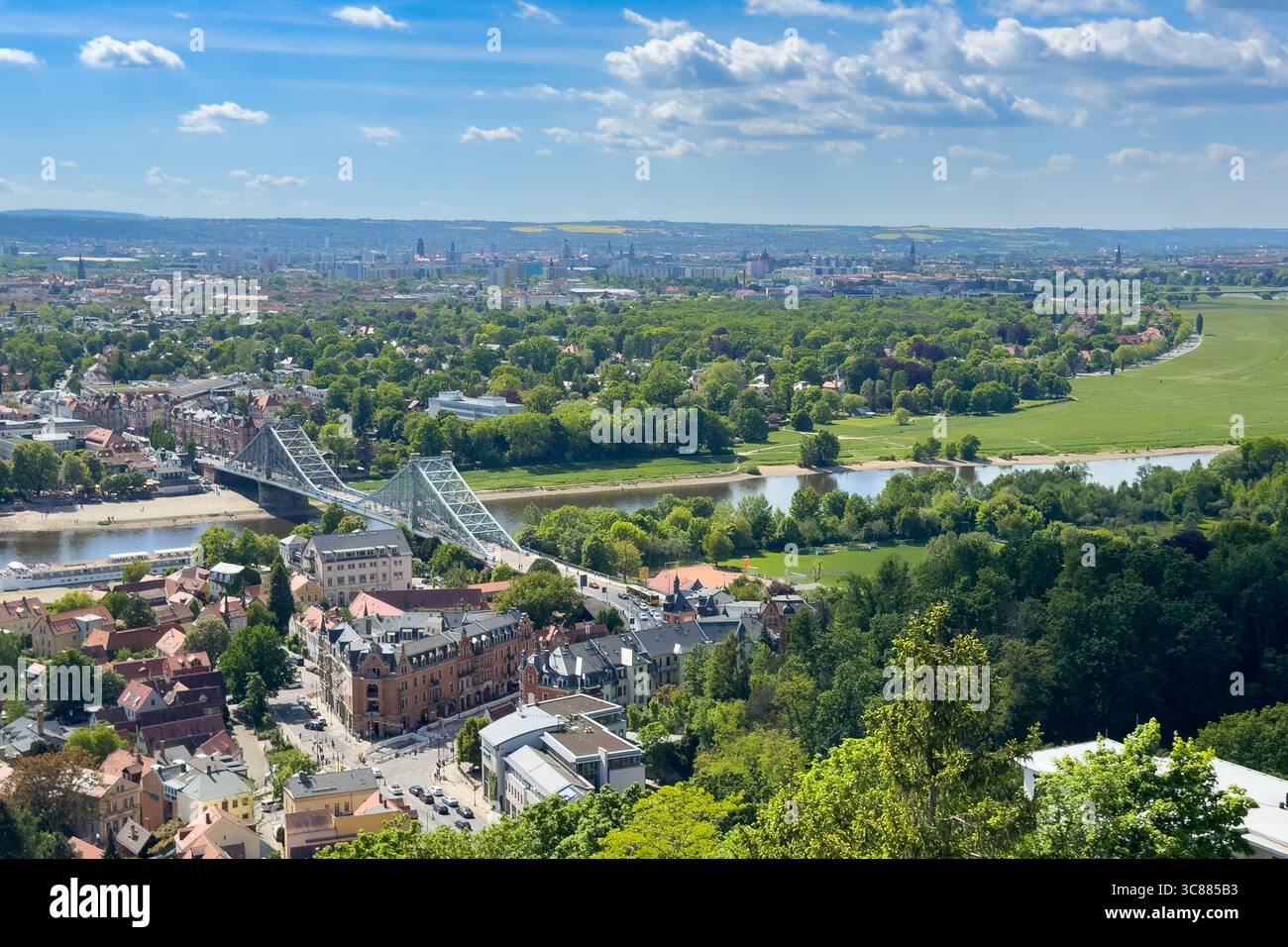 Die Hochwinkelperspektive zeigt einen malerischen Blick auf die Brücke, die Loschwitz mit Dresden, Deutschland und der Elbe verbindet. Stockfoto
