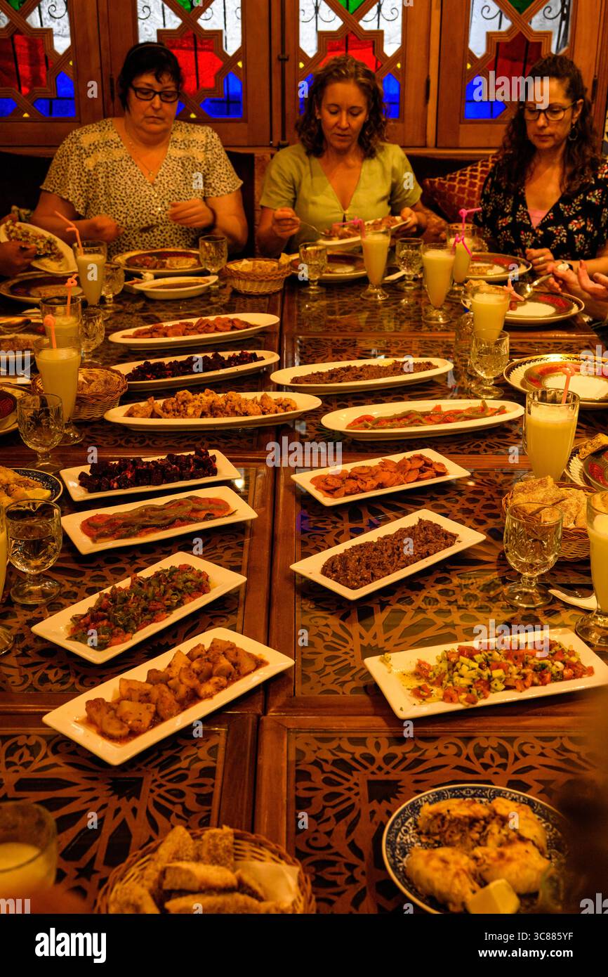 Ein traditionelles marokkanisches Restaurant im Le Cuistot Traditional, Casablanca, Marokko Stockfoto