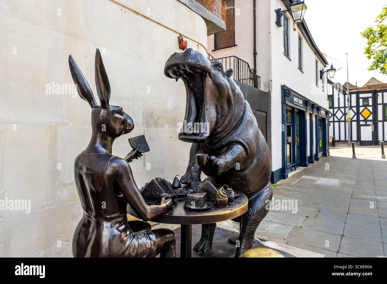„Hippo and Rabbit Woman“ von Gillie und Marc in Kingston upon Thames, London, England Stockfoto