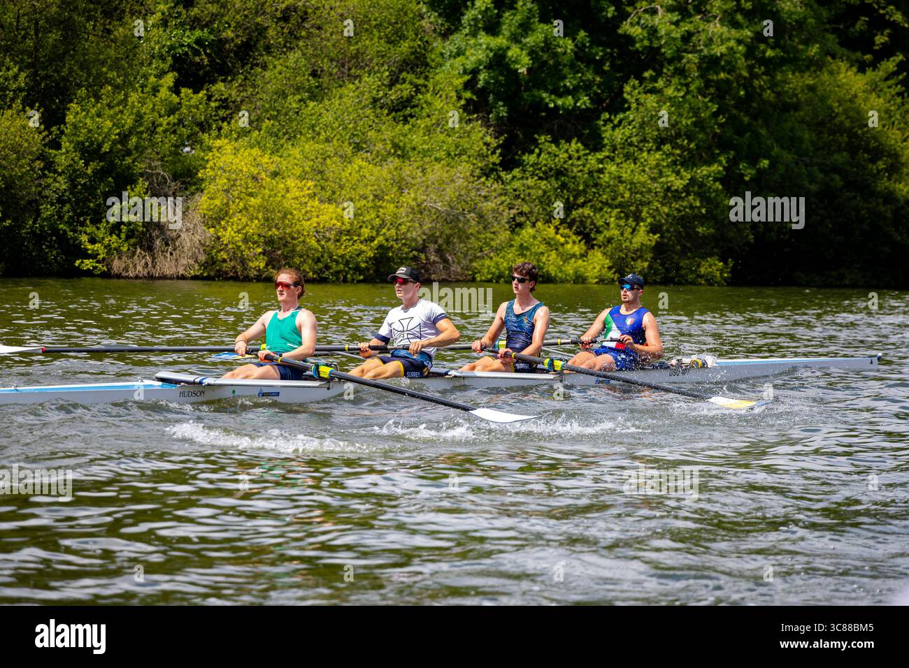 Vier Männer rudern auf der Themse in der Nähe von Kingston upon Thames, London, England Stockfoto