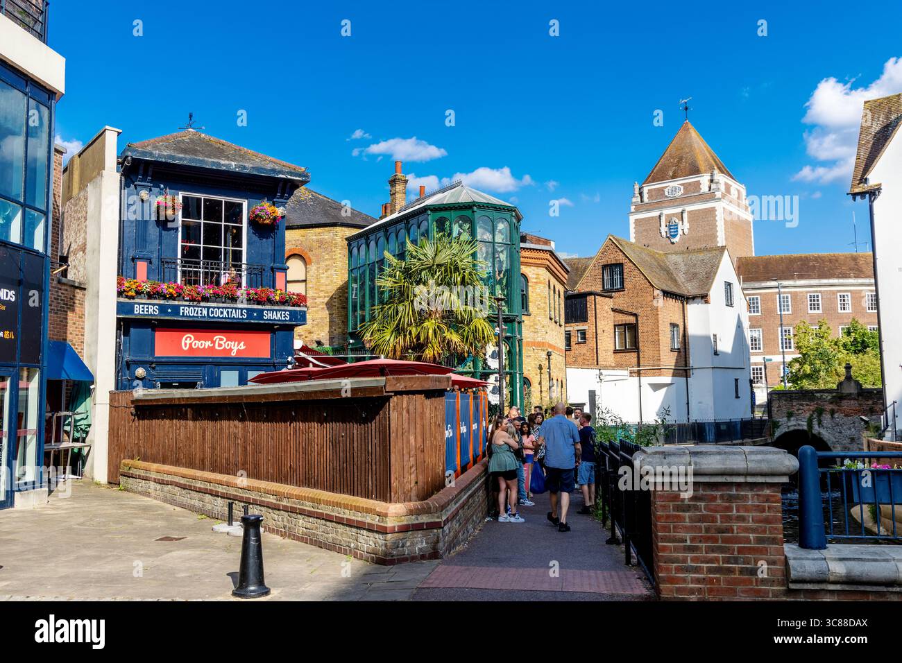 Bars und Restaurants in Charter Quay, Kingston upon Thames, London, England Stockfoto