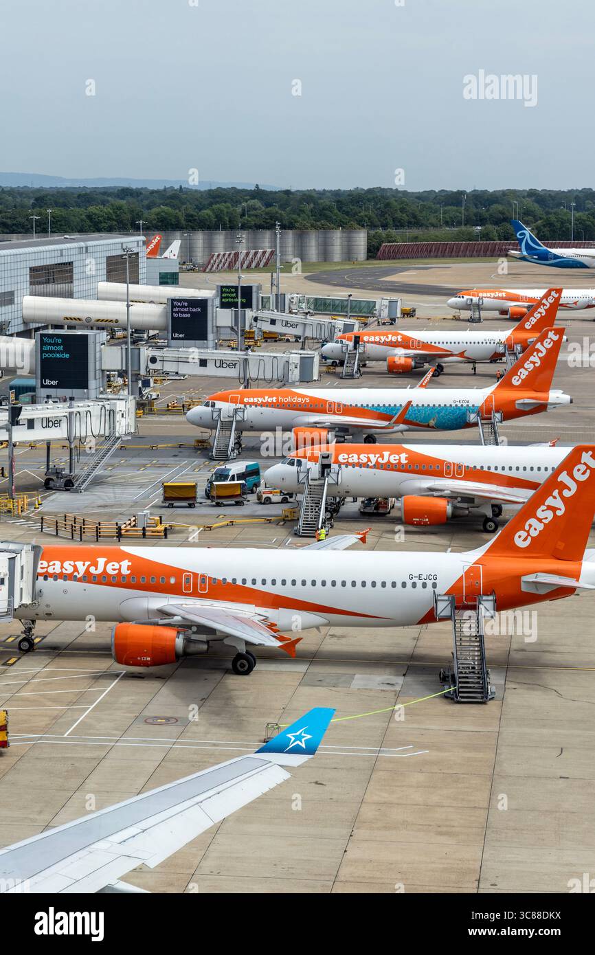 EasyJet Airbus Flugzeuge am Gatwick Airport North Terminal, England Stockfoto
