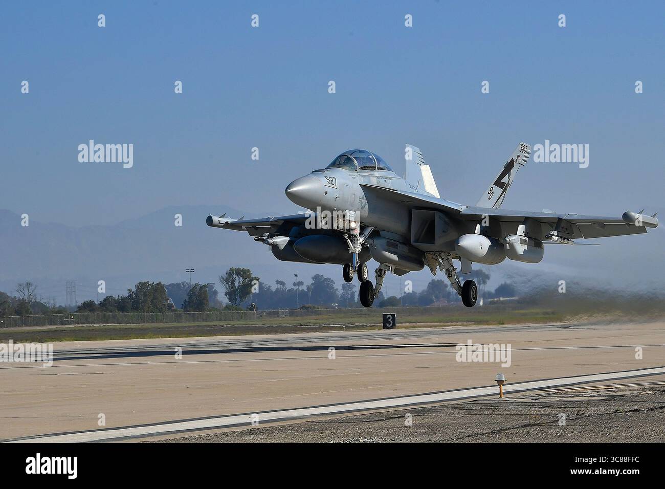 POINT MUGU, Kalifornien (2025) - Ein EA-18G Growler, der der Air Test and Evaluation Squadron Two Three (VX-23) zugewiesen ist, führt Flug- und Testoperationen an Bord durch Stockfoto