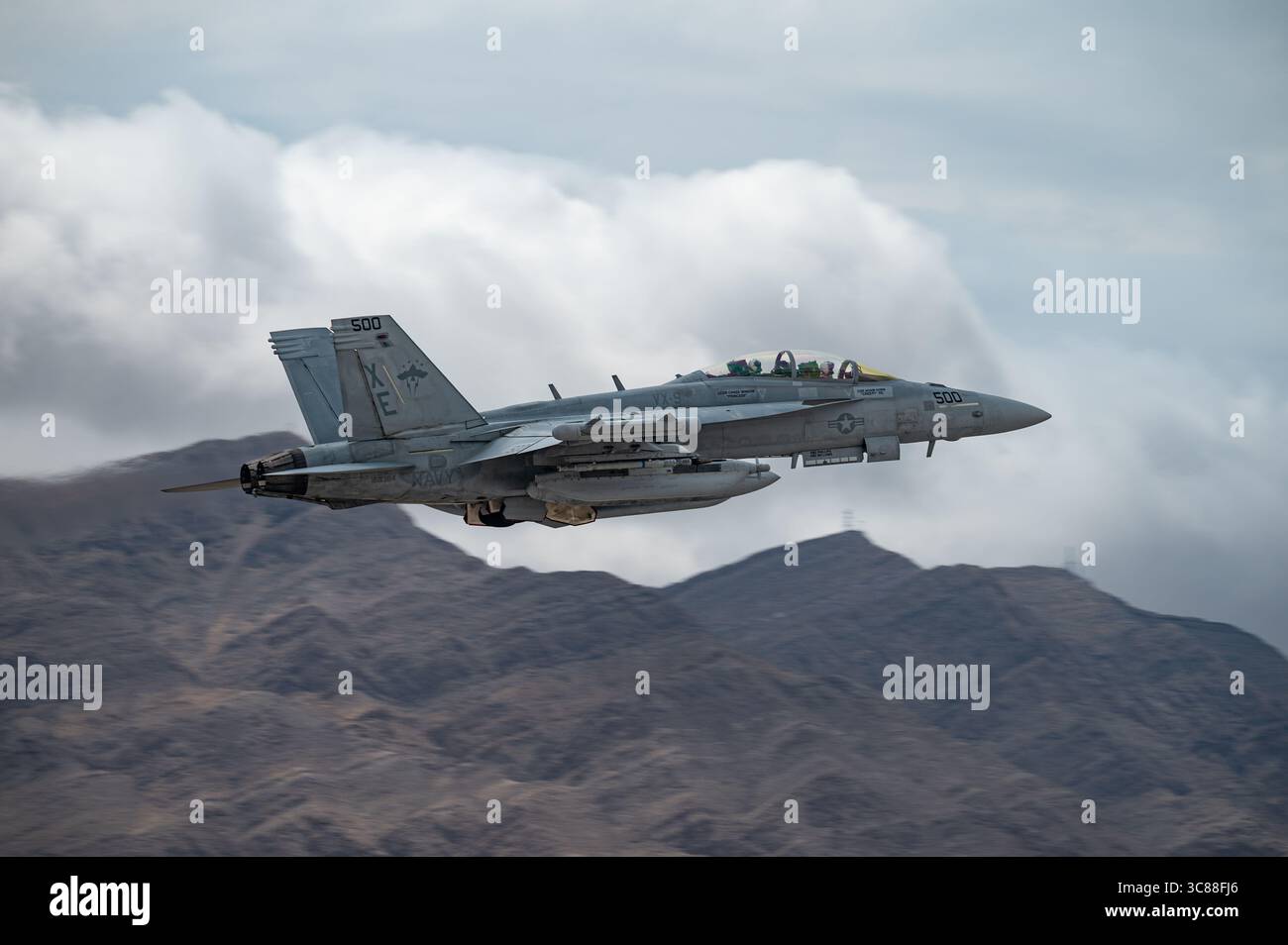 Ein EA-18G Growler der US Navy, der den Vampiren der Air Test and Evaluation Squadron Nine (VX-9) zugeordnet ist, startet im Mai von der Nellis Air Force Base in Nevada Stockfoto