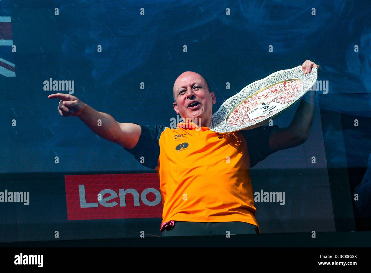 Budapest, Ungarn. August 2025. Ein Mechaniker des Teams McLaren F1 auf dem Podium, während des Formel 1 Lenovo Grand Prix 2025 in Budapest, Ungarn. Quelle: Gabriele Lanzo / Alessio Morgese / Alamy Live News Stockfoto