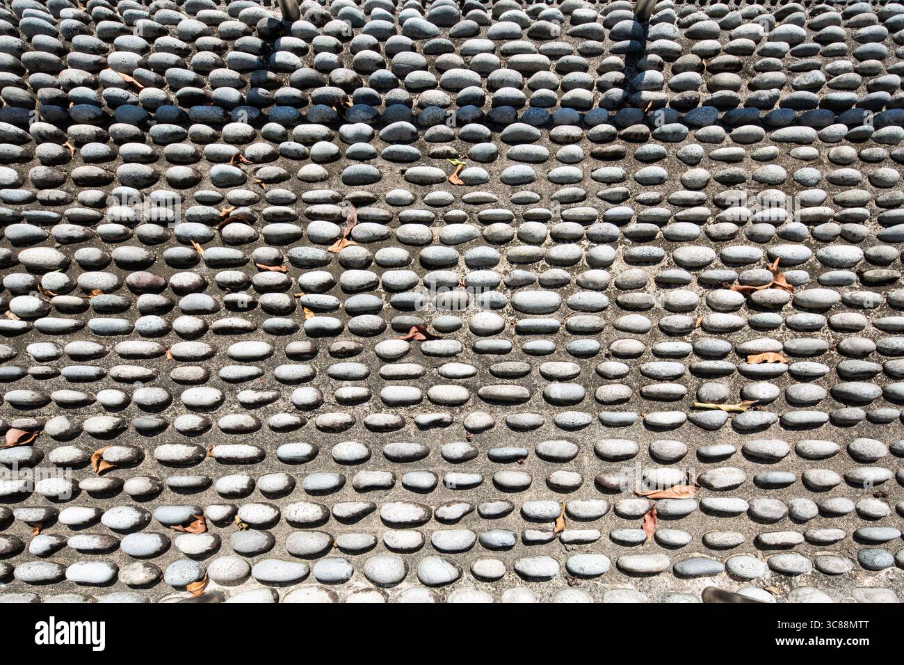Fußreflexologie im öffentlichen Raum auf einem Wohngebiet Singapur. Stockfoto