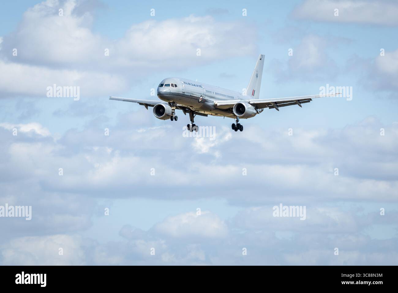Royal New Zealand Air Force - Boeing 757-2K2, Ankunft bei RAF Fairford für die Royal International Air Tattoo 2025. Stockfoto