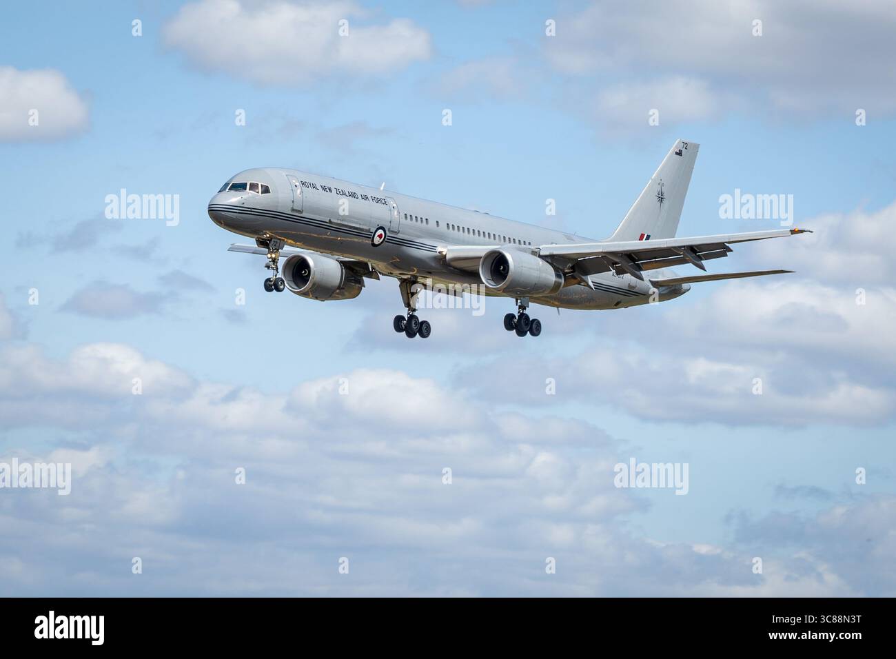 Royal New Zealand Air Force - Boeing 757-2K2, Ankunft bei RAF Fairford für die Royal International Air Tattoo 2025. Stockfoto