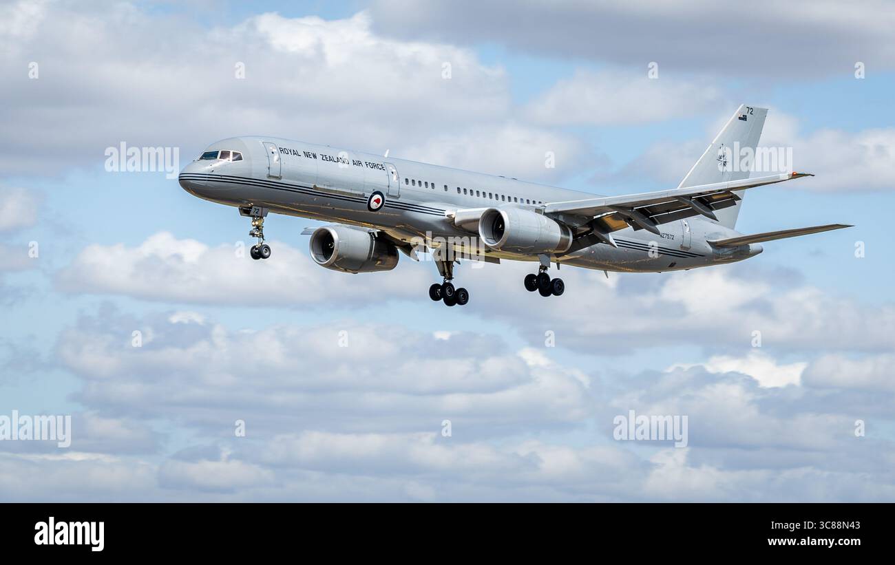Royal New Zealand Air Force - Boeing 757-2K2, Ankunft bei RAF Fairford für die Royal International Air Tattoo 2025. Stockfoto