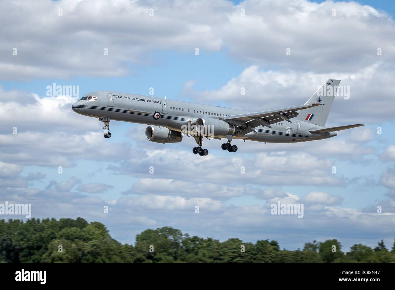 Royal New Zealand Air Force - Boeing 757-2K2, Ankunft bei RAF Fairford für die Royal International Air Tattoo 2025. Stockfoto