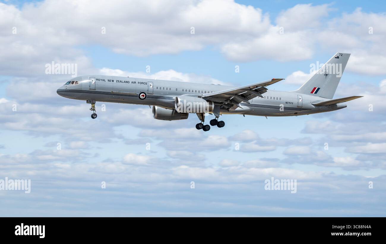 Royal New Zealand Air Force - Boeing 757-2K2, Ankunft bei RAF Fairford für die Royal International Air Tattoo 2025. Stockfoto