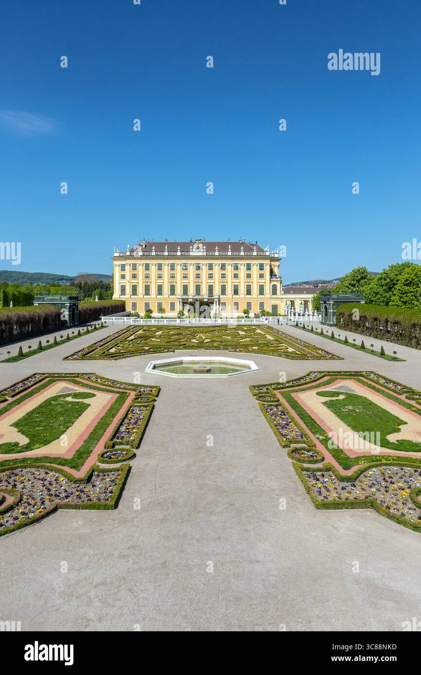 Wien, Österreich - 24. April 2015: Schloss Schönbrunn mit Blick auf den Fürstengarten in Wien, Österreich. Die ehemalige kaiserliche Sommerresidenz ist Wiens am meisten Stockfoto