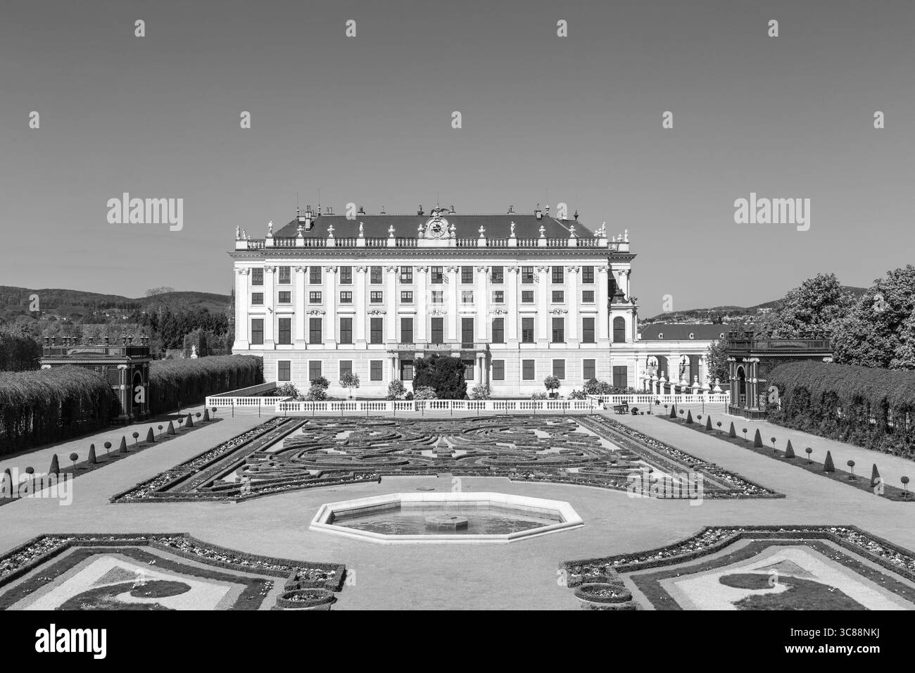 Wien, Österreich - 24. April 2015: Schloss Schönbrunn mit Blick auf den Fürstengarten in Wien, Österreich. Die ehemalige kaiserliche Sommerresidenz ist Wiens am meisten Stockfoto