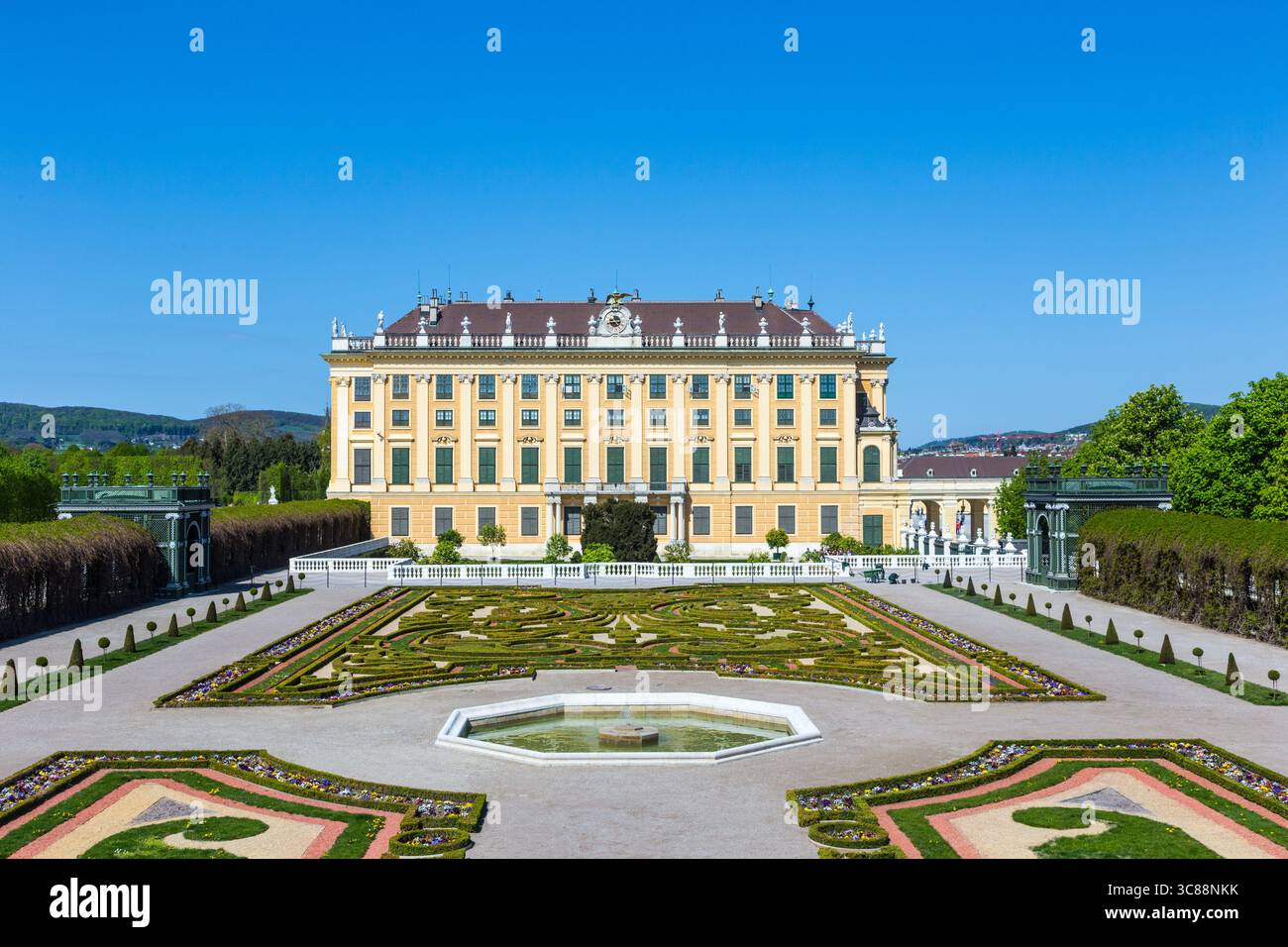 Wien, Österreich - 24. April 2015: Schloss Schönbrunn mit Blick auf den Fürstengarten in Wien, Österreich. Die ehemalige kaiserliche Sommerresidenz ist Wiens am meisten Stockfoto