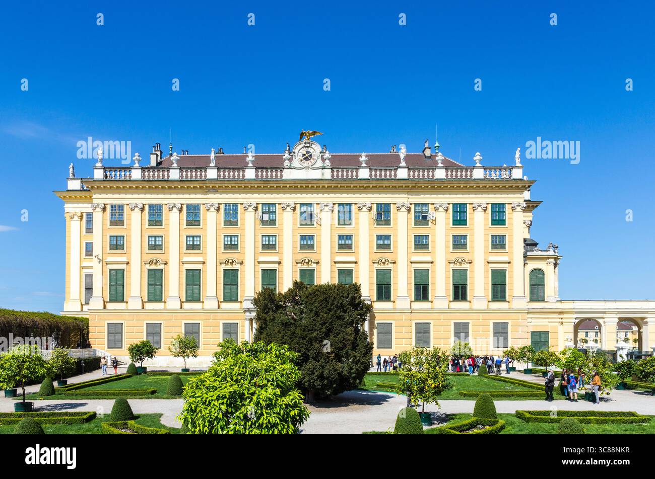 Wien, Österreich - 24. April 2015: Königspalast in Wien am sonnigen Frühlingstag mit Blick auf den Prinzengarten. Die ehemalige kaiserliche Sommerresidenz gehört zur UNESCO Stockfoto