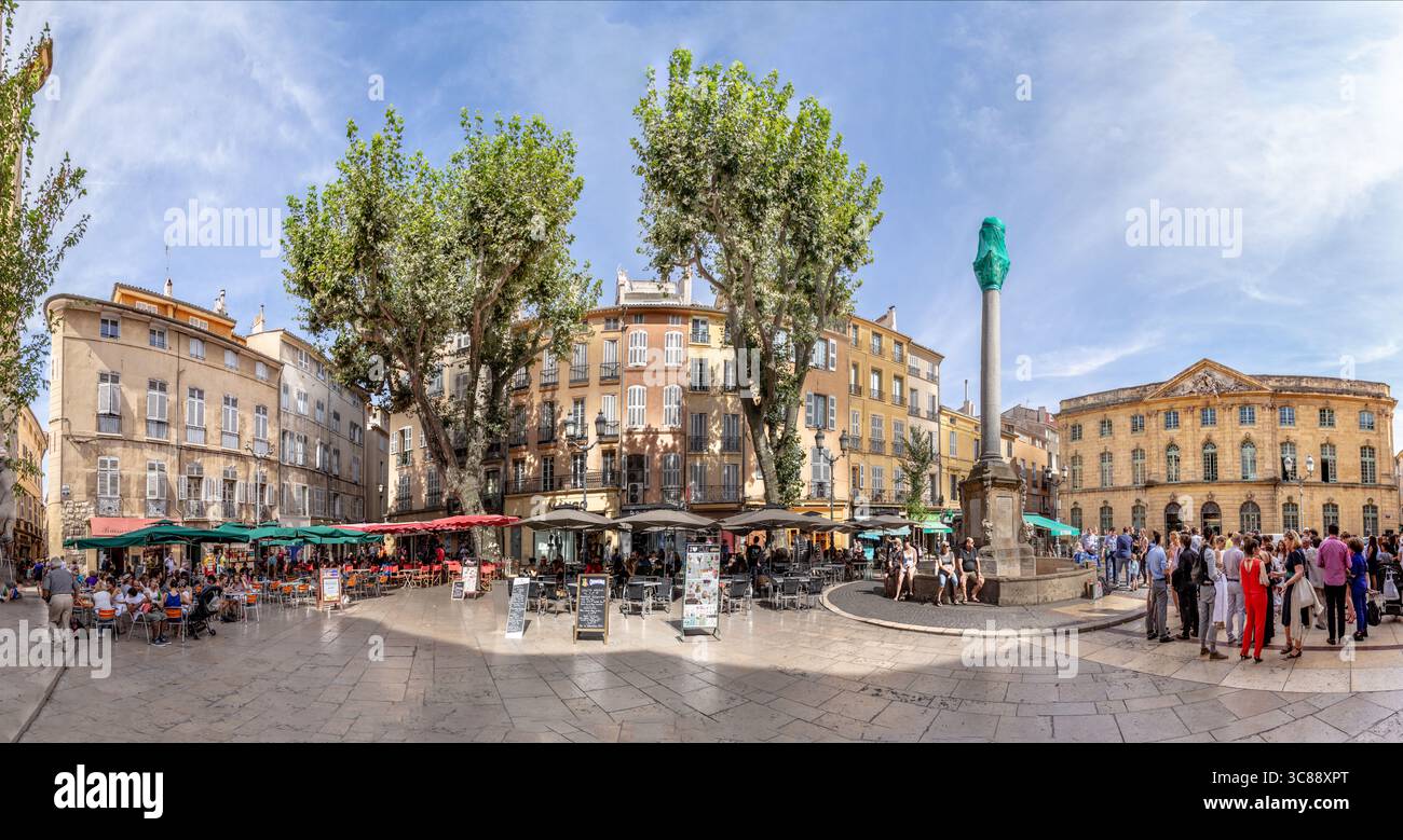 Aix en Provence, Frankreich - 19. August 2016: Besucher genießen den Besuch des zentralen Marktplatzes mit Blick auf das Hotel de ville und den Brunnen des Rathauses. Stockfoto