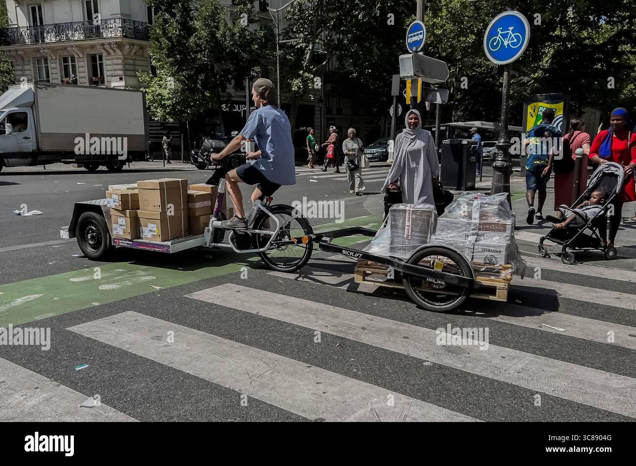Paris, Frankreich, Straßenszene, Junger Mann Radfahren, Lieferung Von Paketen, Chateau Rouge Viertel, Weitwinkelansicht junger Leute, Arbeit Stockfoto