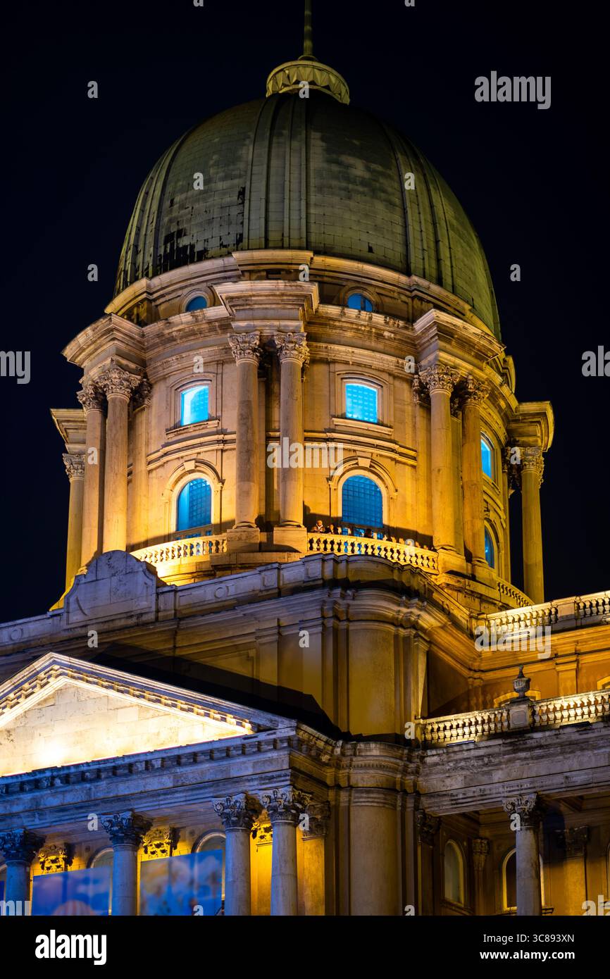 Das historische Kuppelgebäude der Ungarischen Nationalgalerie, beleuchtet bei Nacht im Burgviertel Buda im historischen Stadtzentrum von Budapest Stockfoto