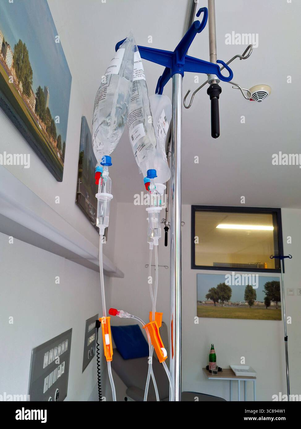 Düsseldorf 24.07.2025 Krankenhaus Behandlung Medizin Chemo Chemotherapie Krebsbehandlung Karzinom Karzinombehandlung Krebs Krebstherapie Therapie Tropf Infusion Infusionstherapie Düsseldorf Nordrhein-Westfalen Deutschland *** Düsseldorf 24 07 2025 Krankenhausbehandlung Medizin Chemo Chemotherapie Krebsbehandlung Krebstherapie Krebstherapie Tropf-Infusionstherapie Düsseldorf Nordrhein-Westfalen Deutschland Stockfoto