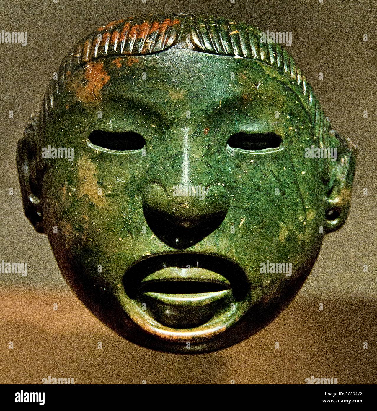 Pendelmaske Rituale Aztekengott Xipe Totec Mexico Mexican Valley, zwischen 1325 und 1521 Musée du quai Branly (Mittel - Rhyolith) Pendelmaske assoziiert mit den Ritualen des aztekischen Gottes Xipe Totec, ( Xipe Totec ist ein aztekischer Gott, der hauptsächlich mit Frühling, Landwirtschaft und Regeneration, aber auch mit Menschenopfern und Ausbrüchen verbunden ist. Er wird als „Unser Herr der gefiederte“ bezeichnet und trägt die Haut eines geopferten Individuums. Seine Ikonographie und Rituale beinhalten oft das Auspusten von menschlichen Opfern, symbolisieren den Tod und die Erneuerung der Erde und die Entstehung von neuem Leben. Stockfoto