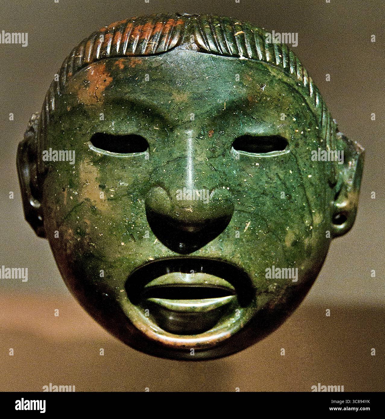 Pendelmaske Rituale Aztekengott Xipe Totec Mexico Mexican Valley, zwischen 1325 und 1521 Musée du quai Branly (Mittel - Rhyolith) Pendelmaske assoziiert mit den Ritualen des aztekischen Gottes Xipe Totec, ( Xipe Totec ist ein aztekischer Gott, der hauptsächlich mit Frühling, Landwirtschaft und Regeneration, aber auch mit Menschenopfern und Ausbrüchen verbunden ist. Er wird als „Unser Herr der gefiederte“ bezeichnet und trägt die Haut eines geopferten Individuums. Seine Ikonographie und Rituale beinhalten oft das Auspusten von menschlichen Opfern, symbolisieren den Tod und die Erneuerung der Erde und die Entstehung von neuem Leben. Stockfoto